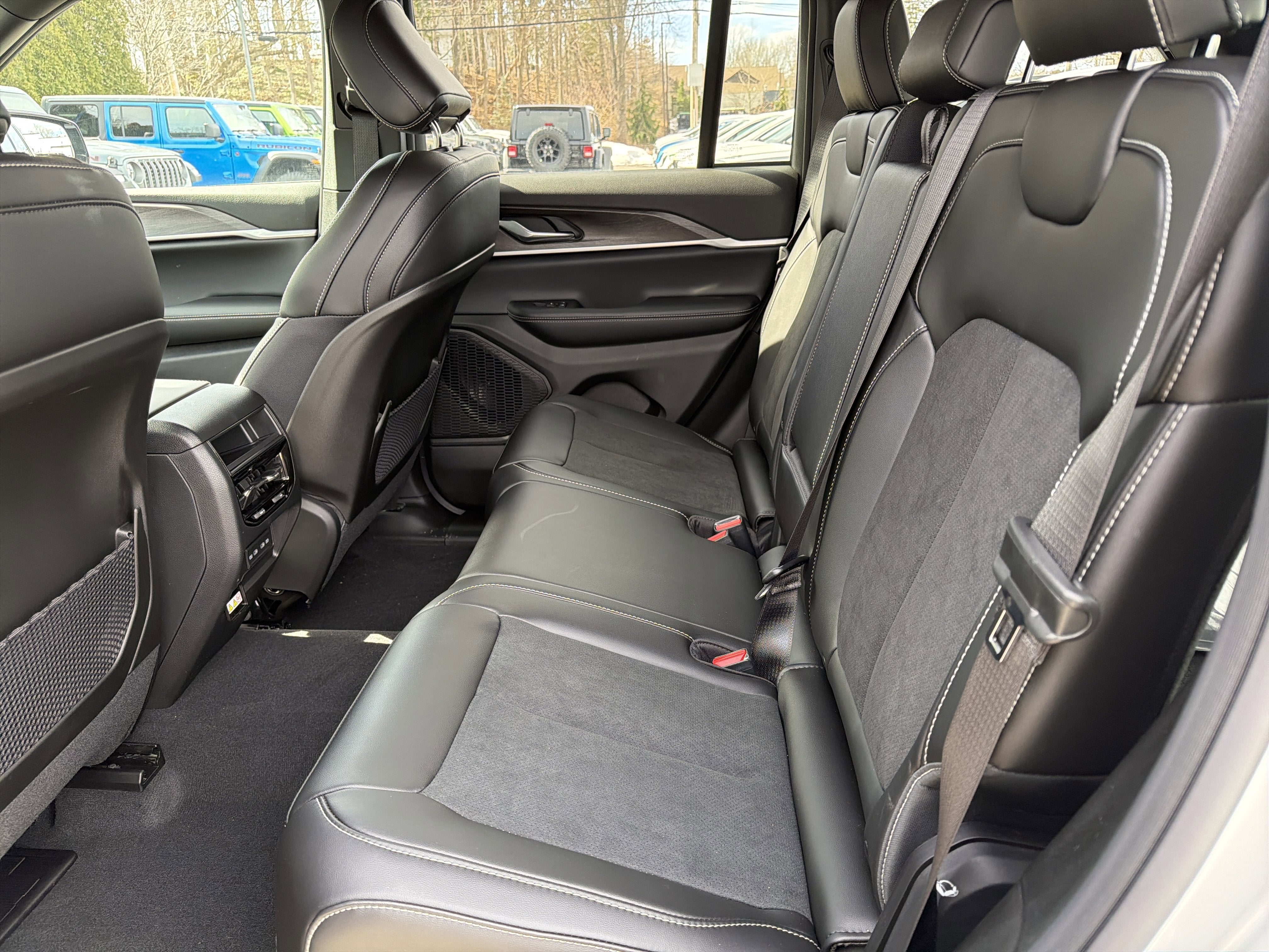 2026 Jeep Grand Cherokee Laredo Altitude