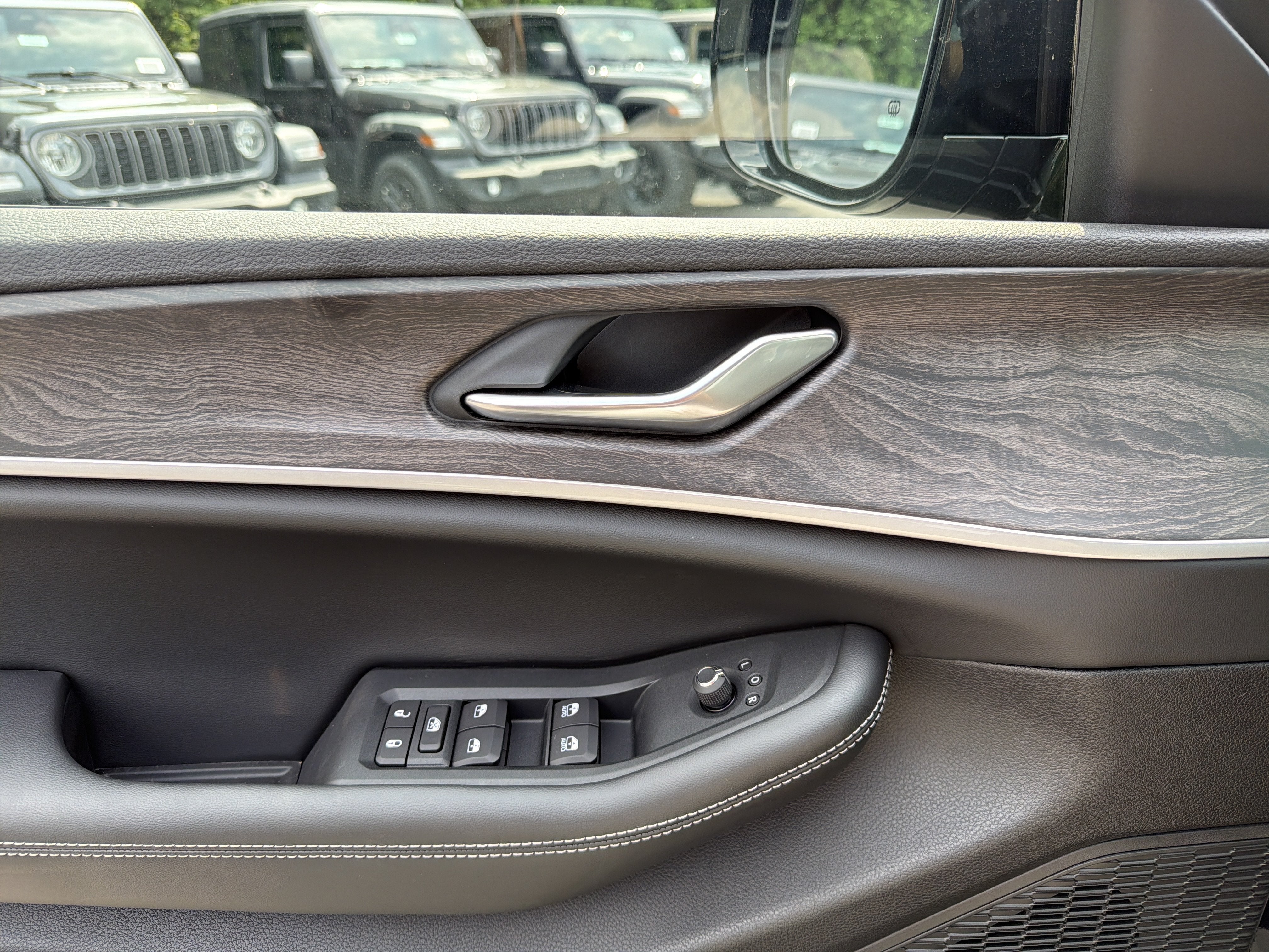2026 Jeep Grand Cherokee Laredo Altitude