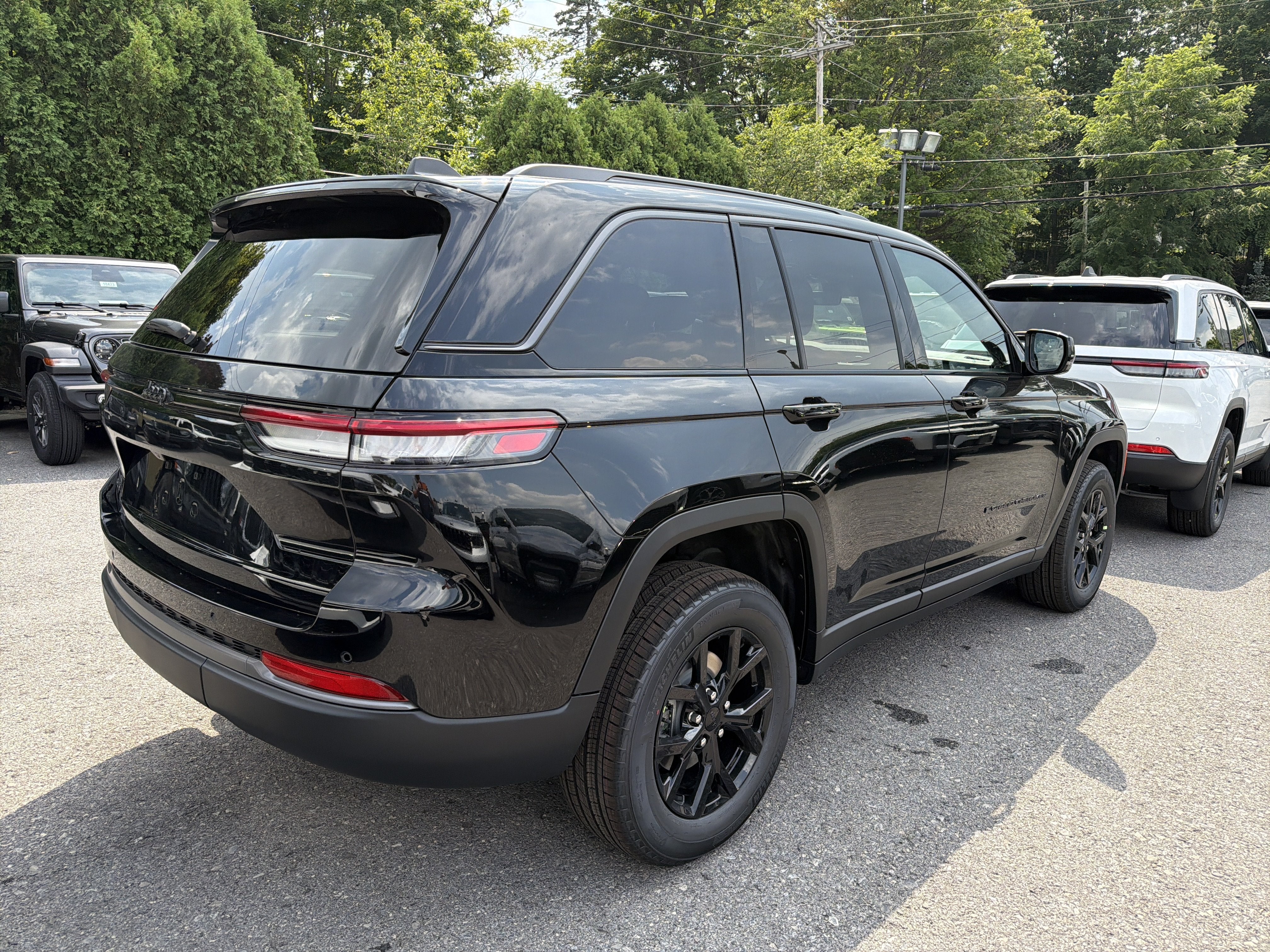 2026 Jeep Grand Cherokee Laredo Altitude