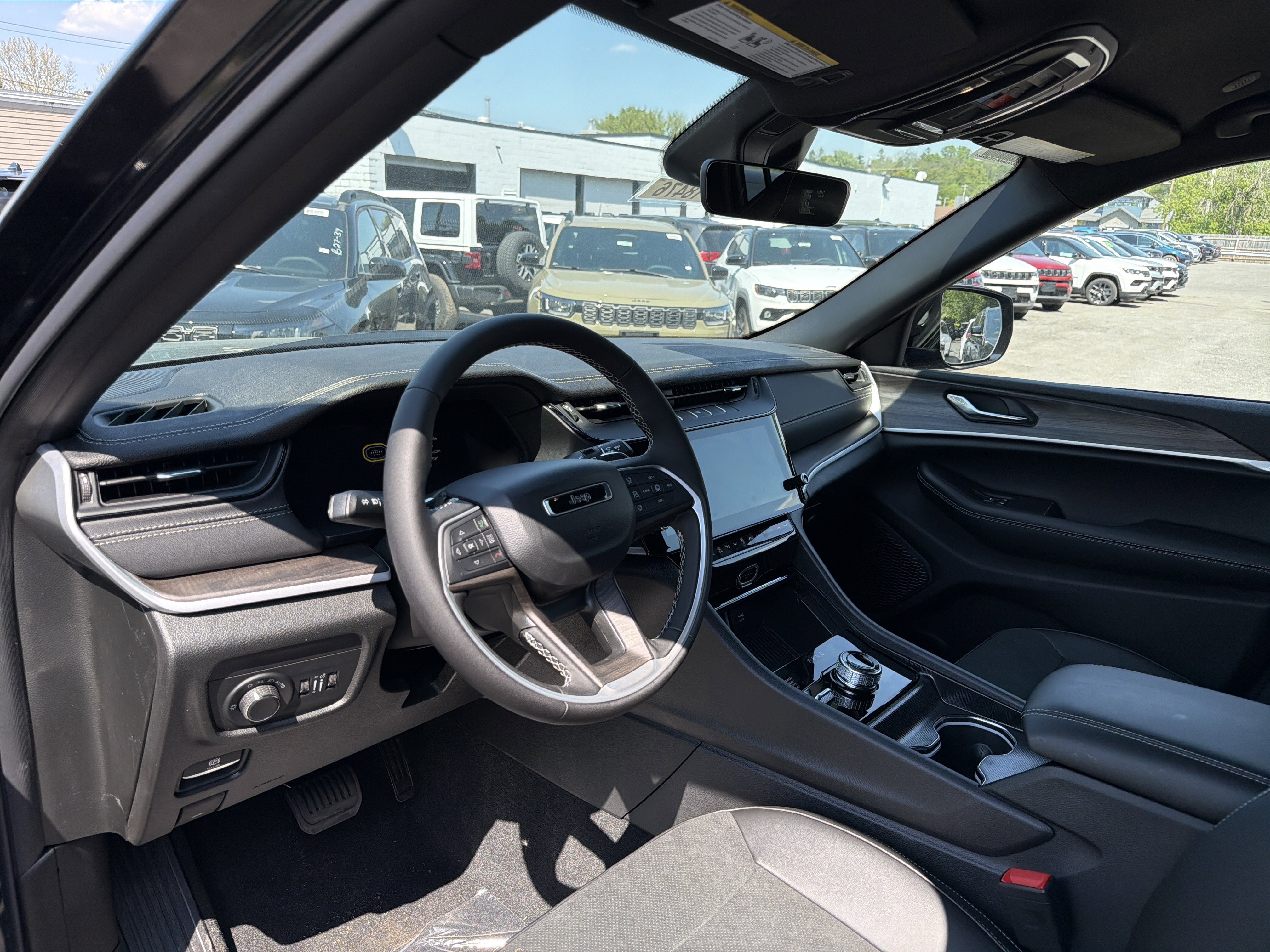2026 Jeep Grand Cherokee Laredo Altitude