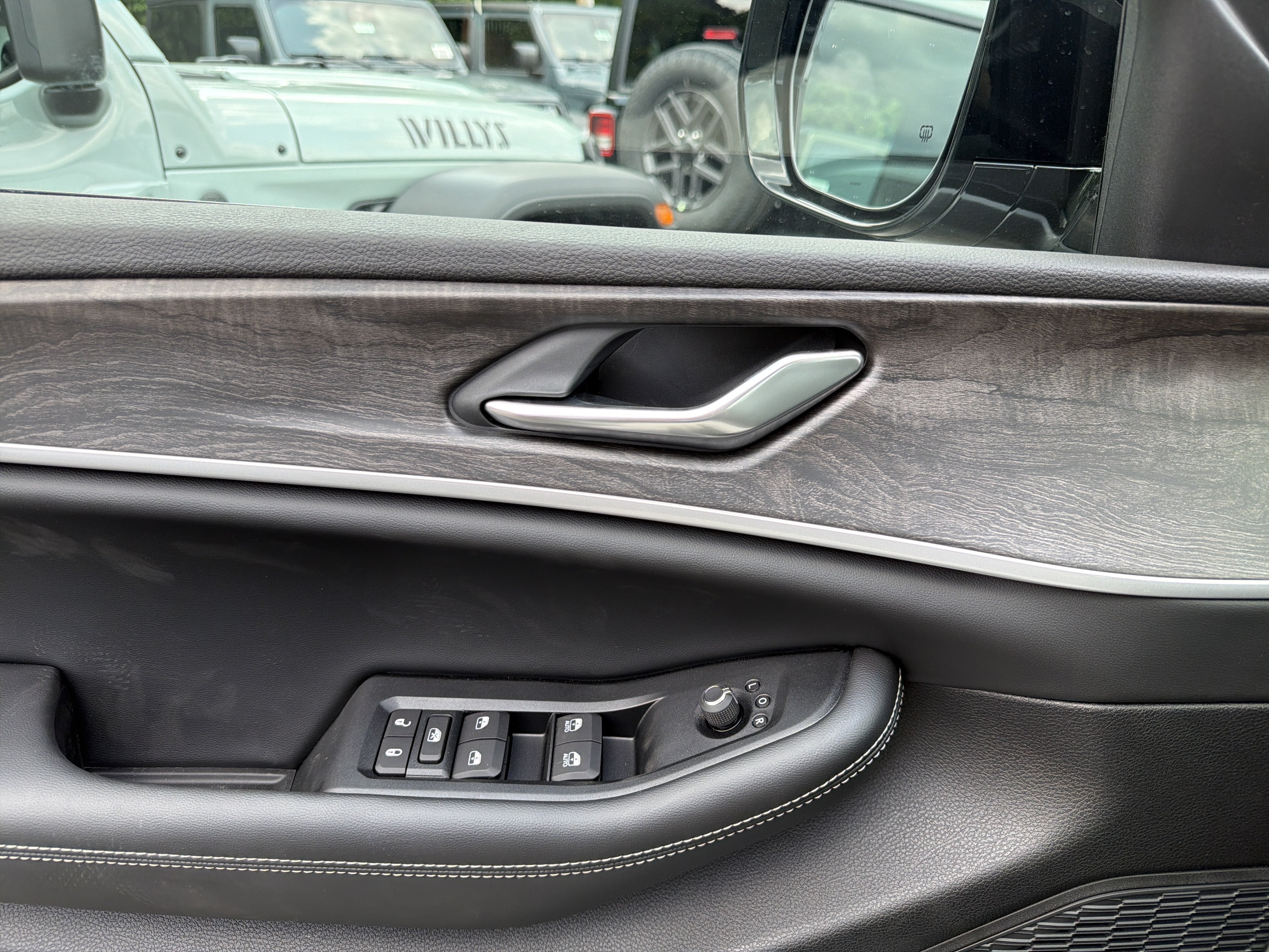 2026 Jeep Grand Cherokee Laredo Altitude