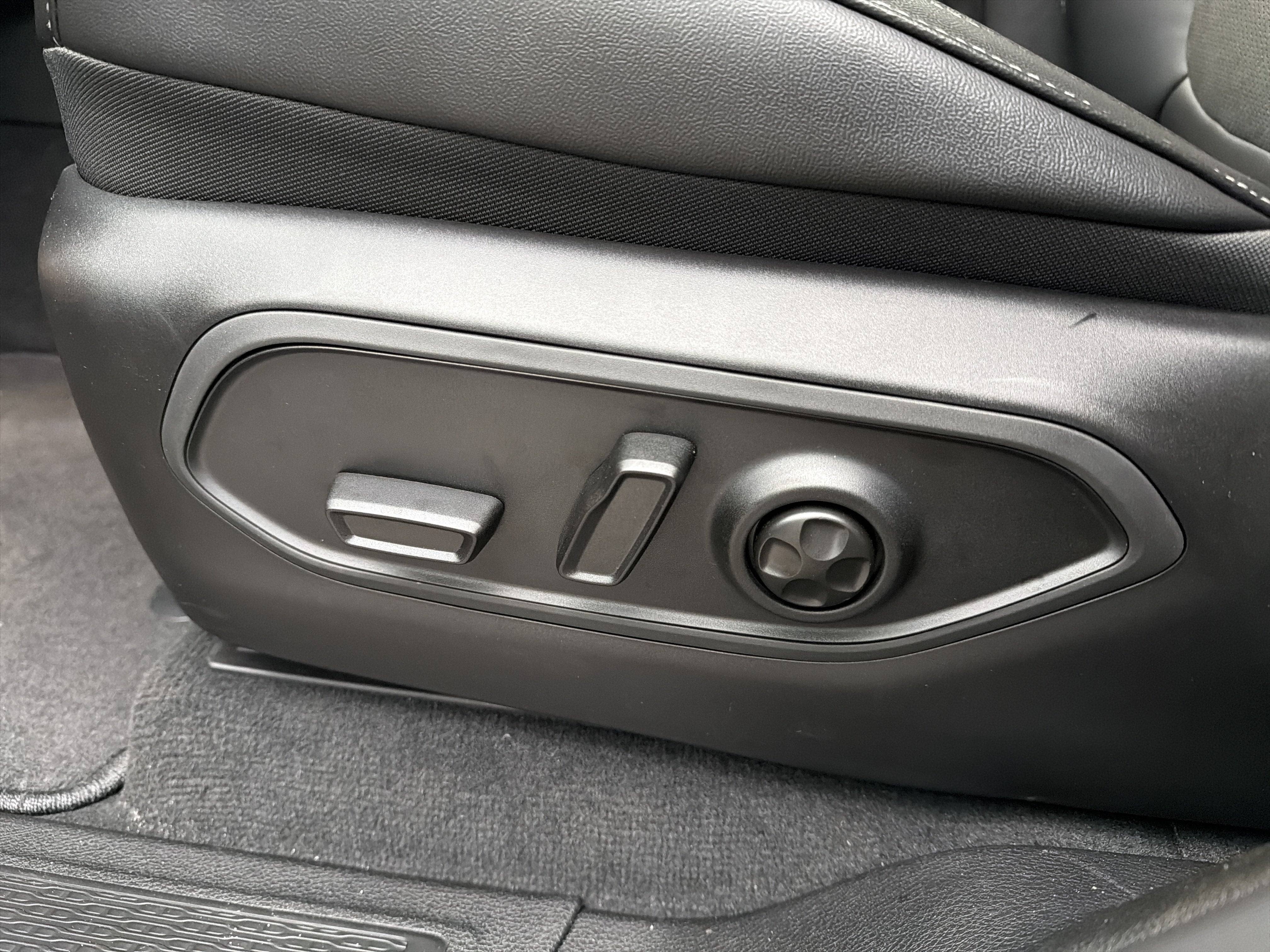 2027 Jeep Grand Cherokee Laredo Altitude