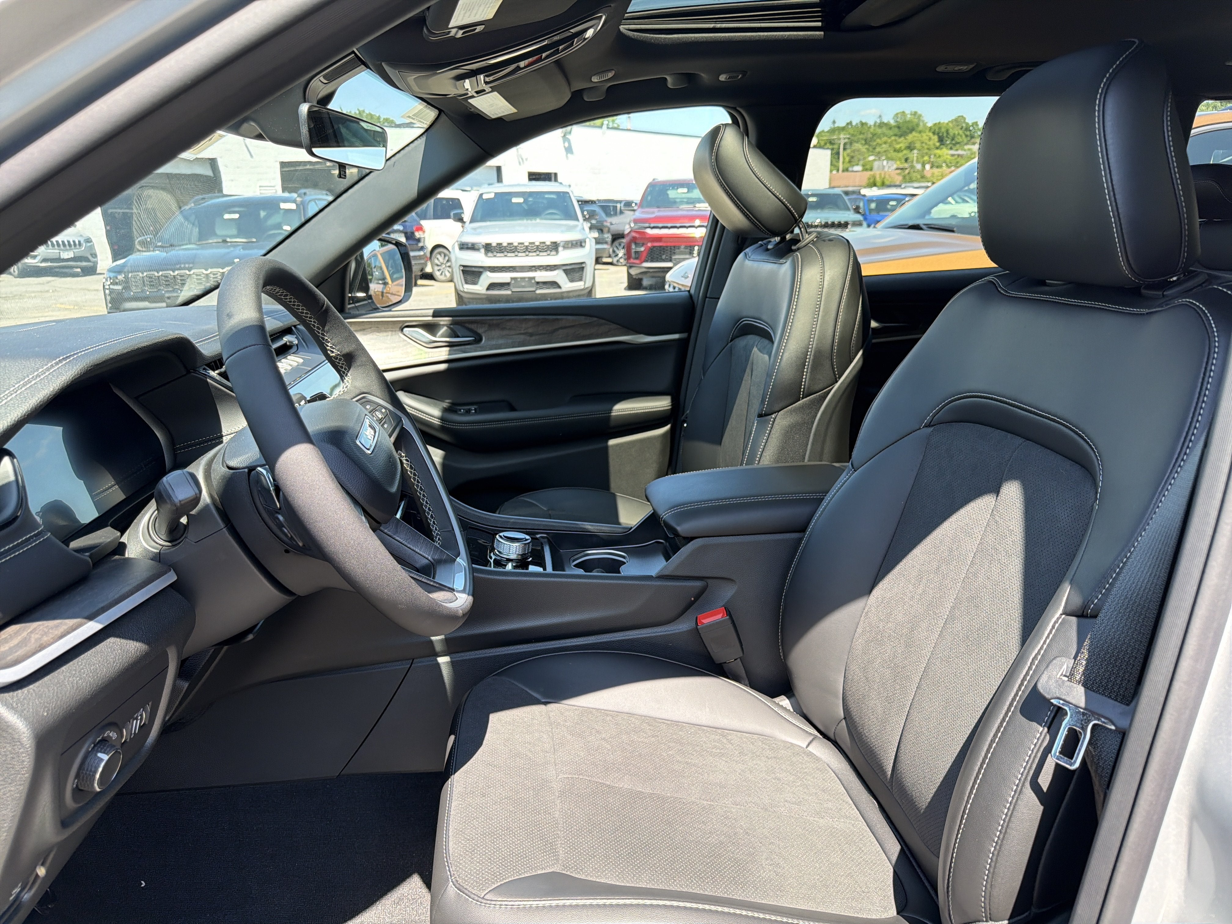 2026 Jeep Grand Cherokee Laredo Altitude