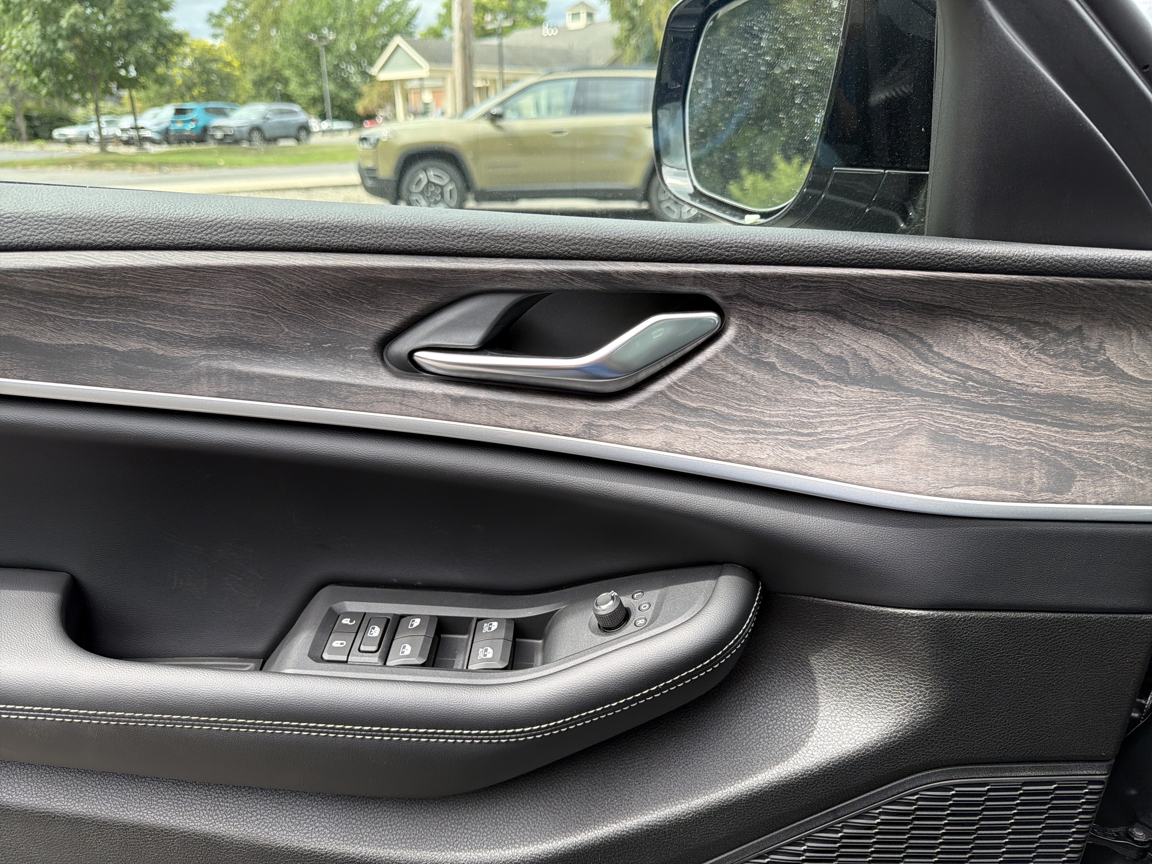 2026 Jeep Grand Cherokee Laredo Altitude