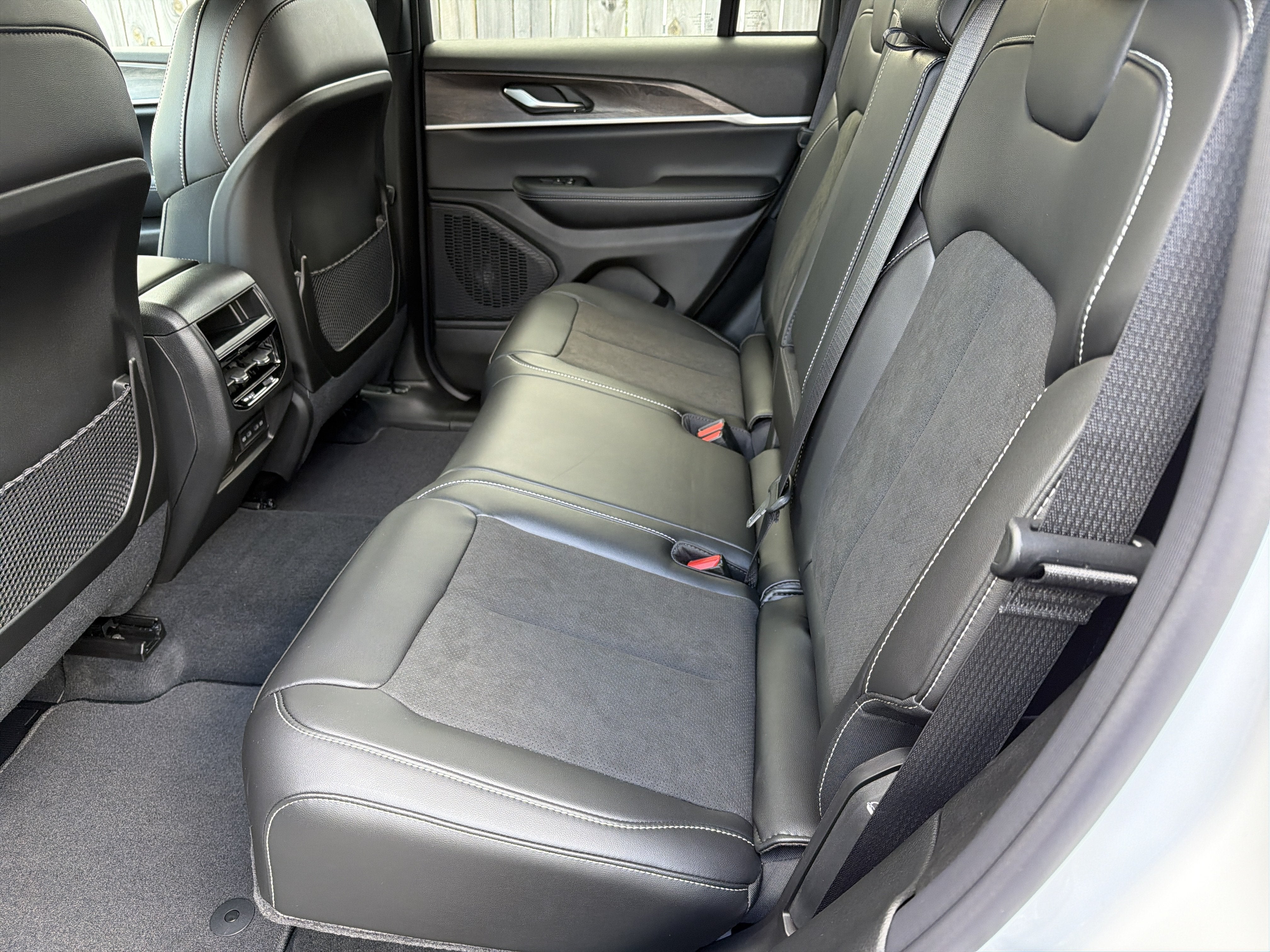 2027 Jeep Grand Cherokee Laredo Altitude