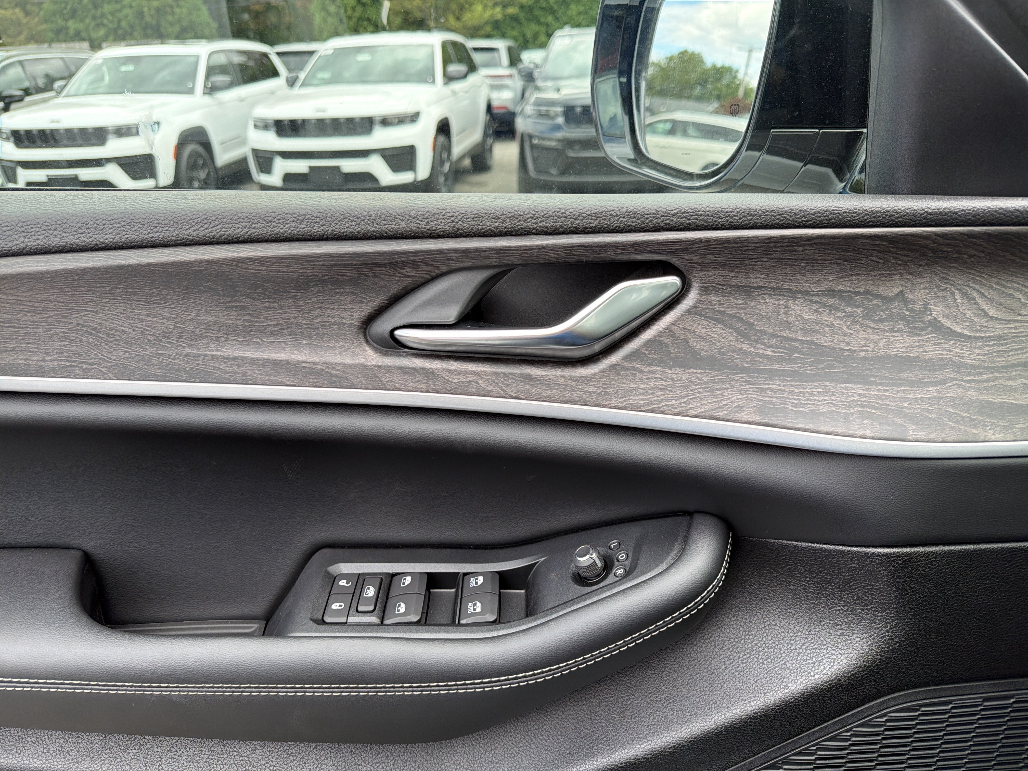 2026 Jeep Grand Cherokee Laredo Altitude