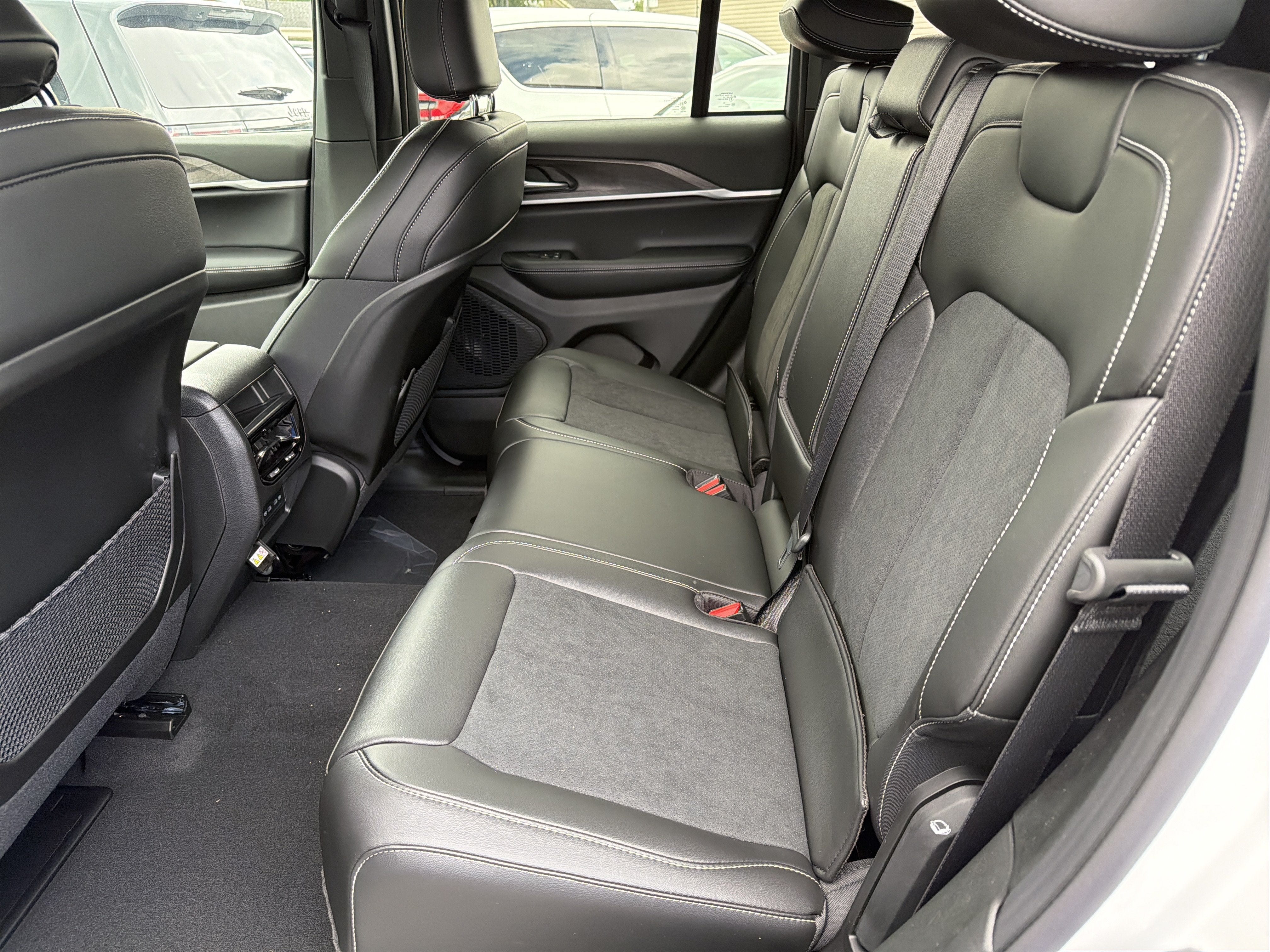 2026 Jeep Grand Cherokee Laredo Altitude