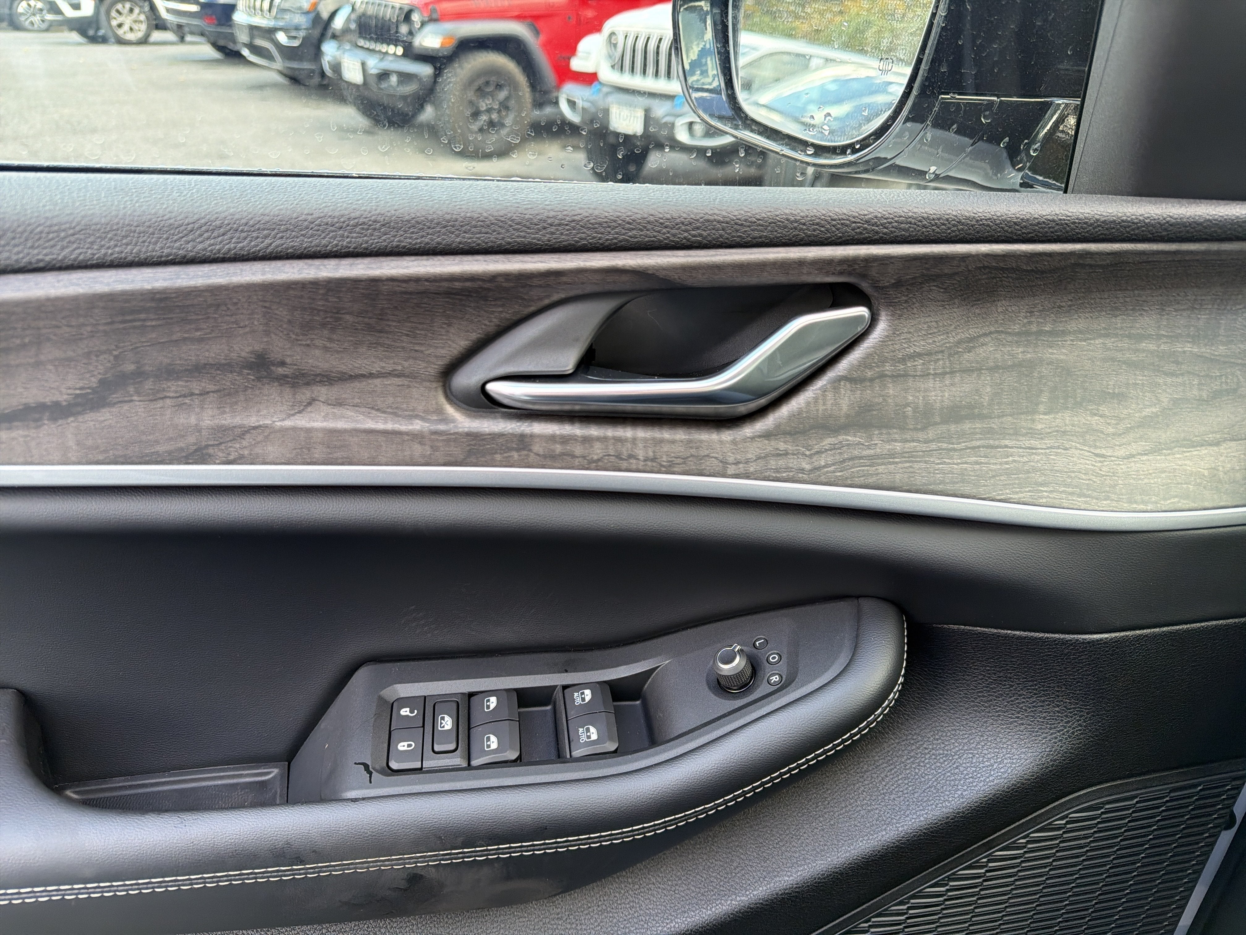 2027 Jeep Grand Cherokee Laredo Altitude