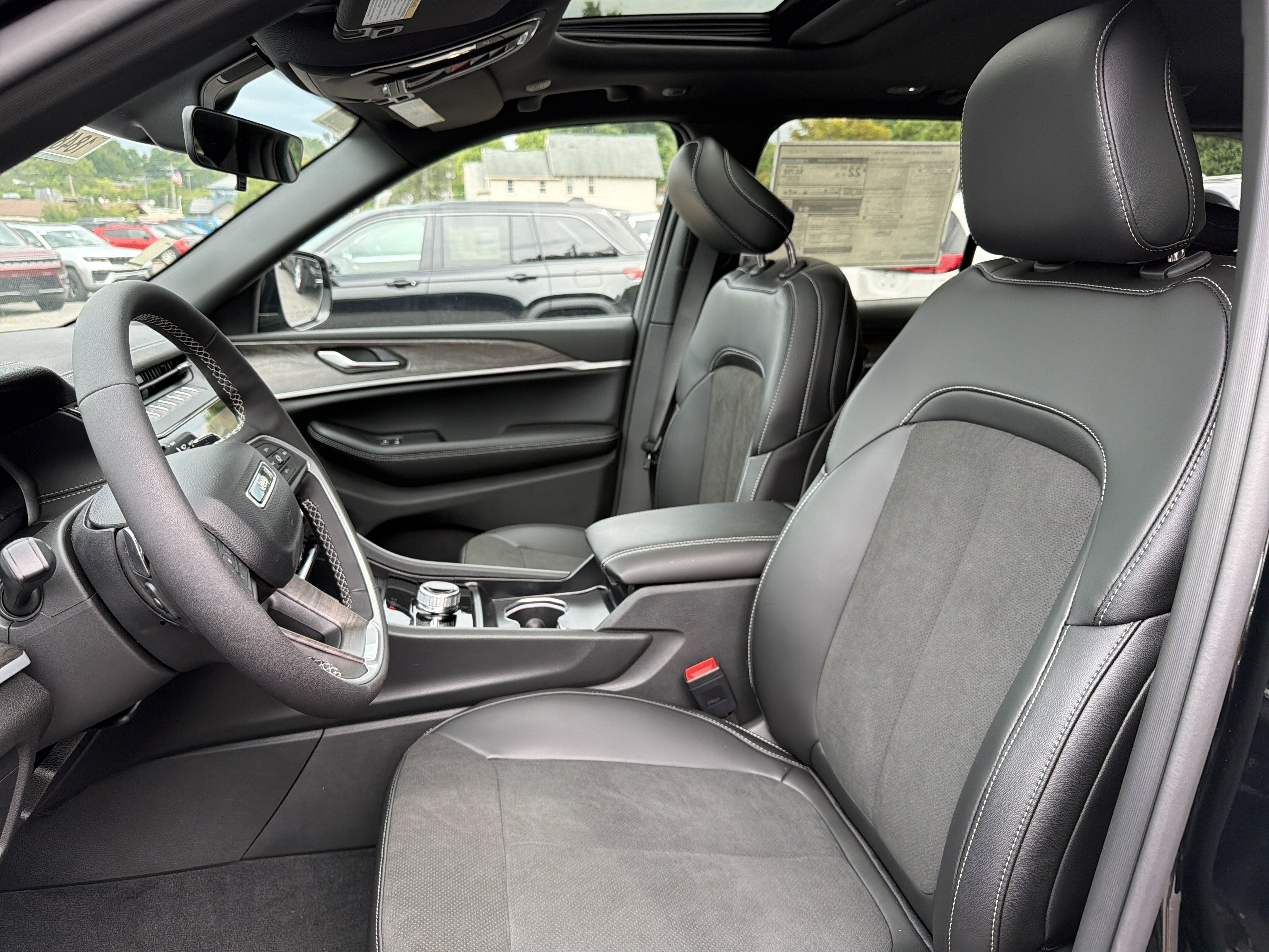 2026 Jeep Grand Cherokee Laredo Altitude