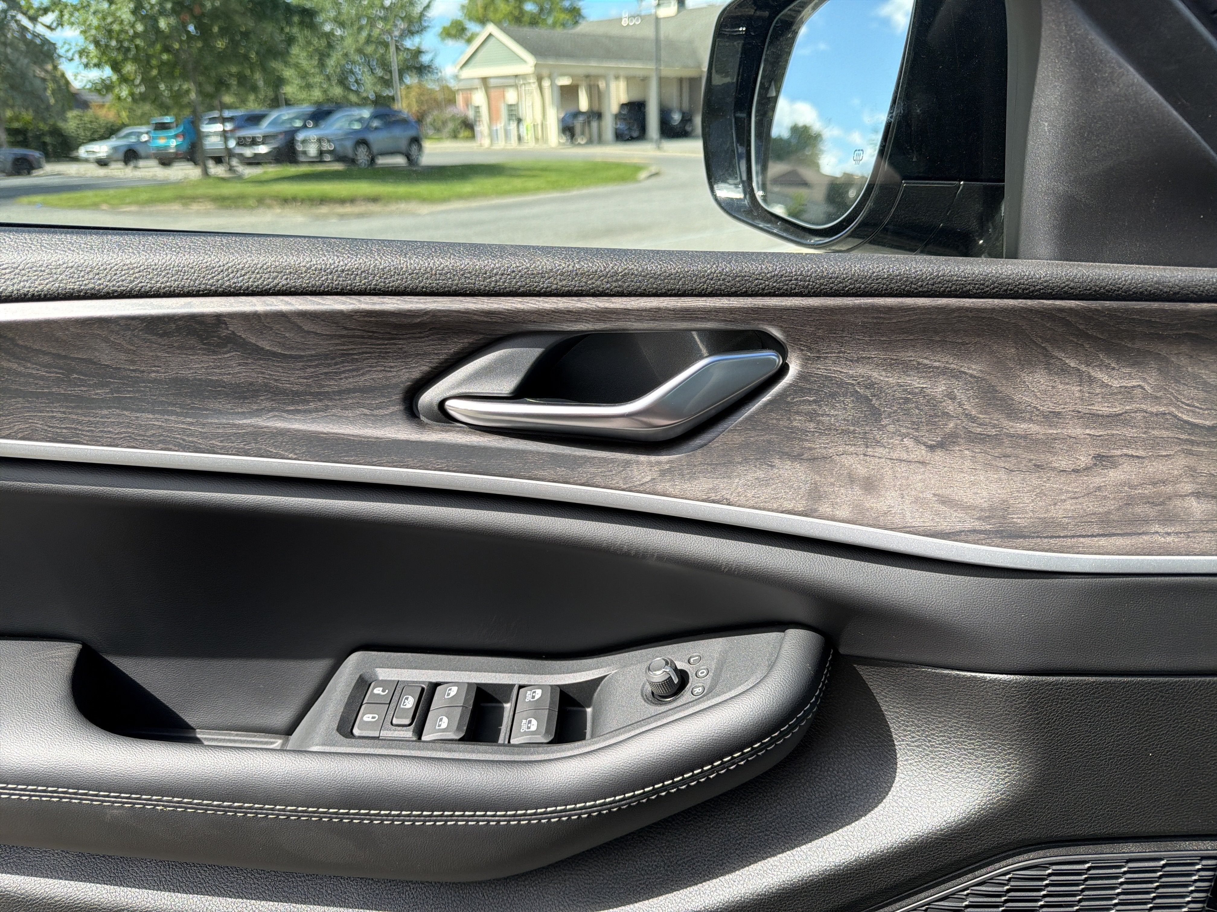 2027 Jeep Grand Cherokee Laredo Altitude