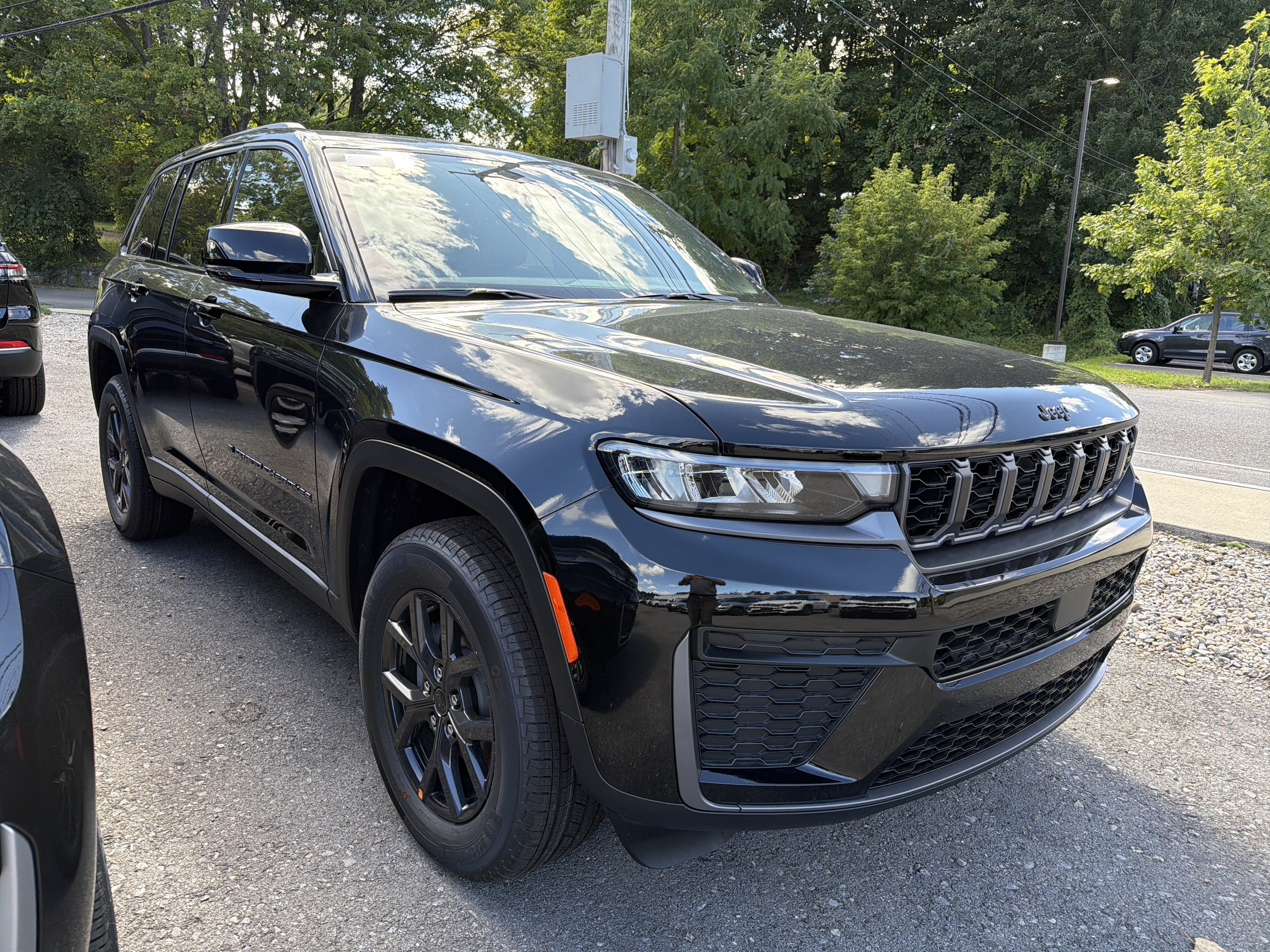 2027 Jeep Grand Cherokee Laredo Altitude
