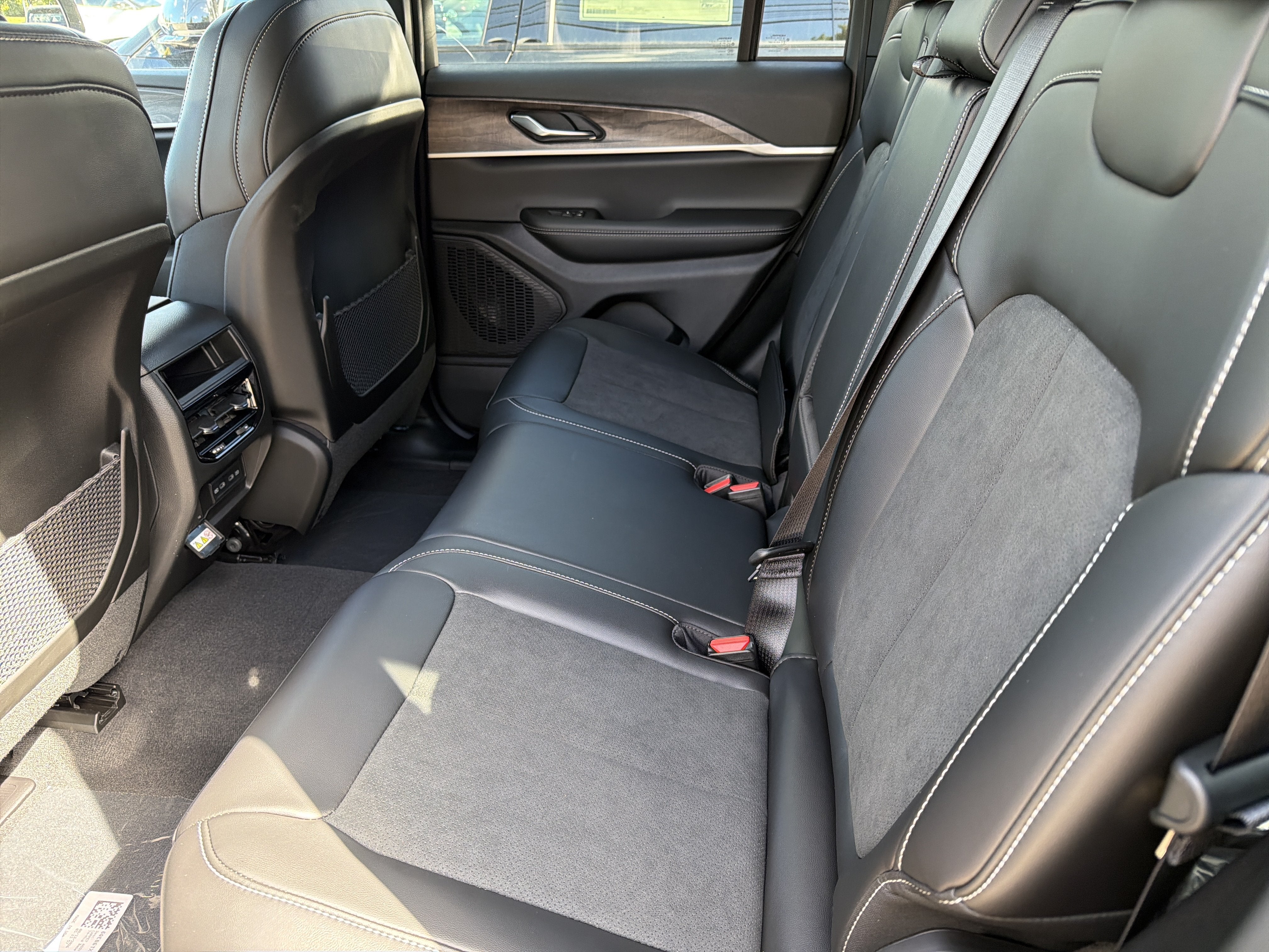 2027 Jeep Grand Cherokee Laredo Altitude