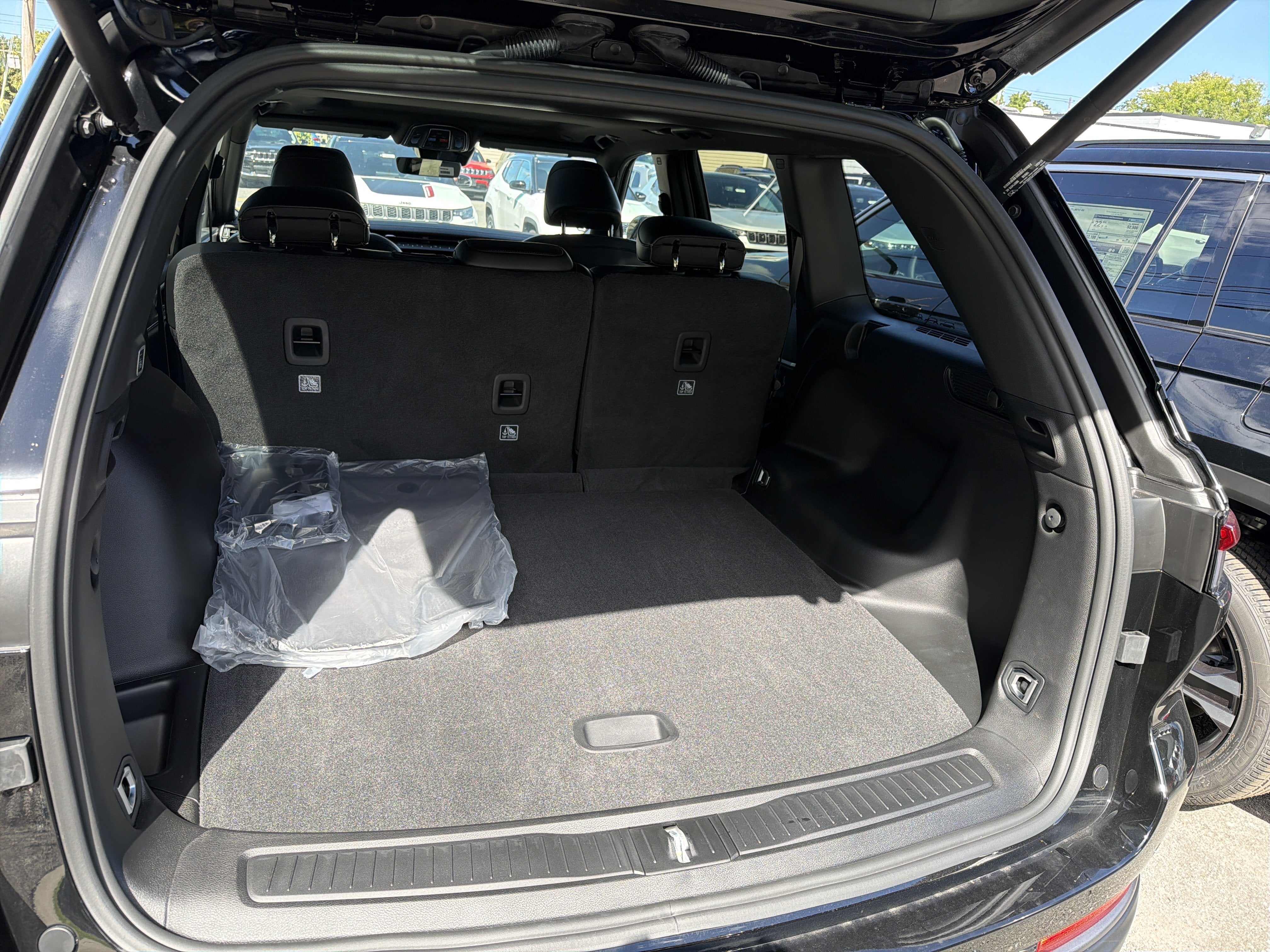 2027 Jeep Grand Cherokee Laredo Altitude