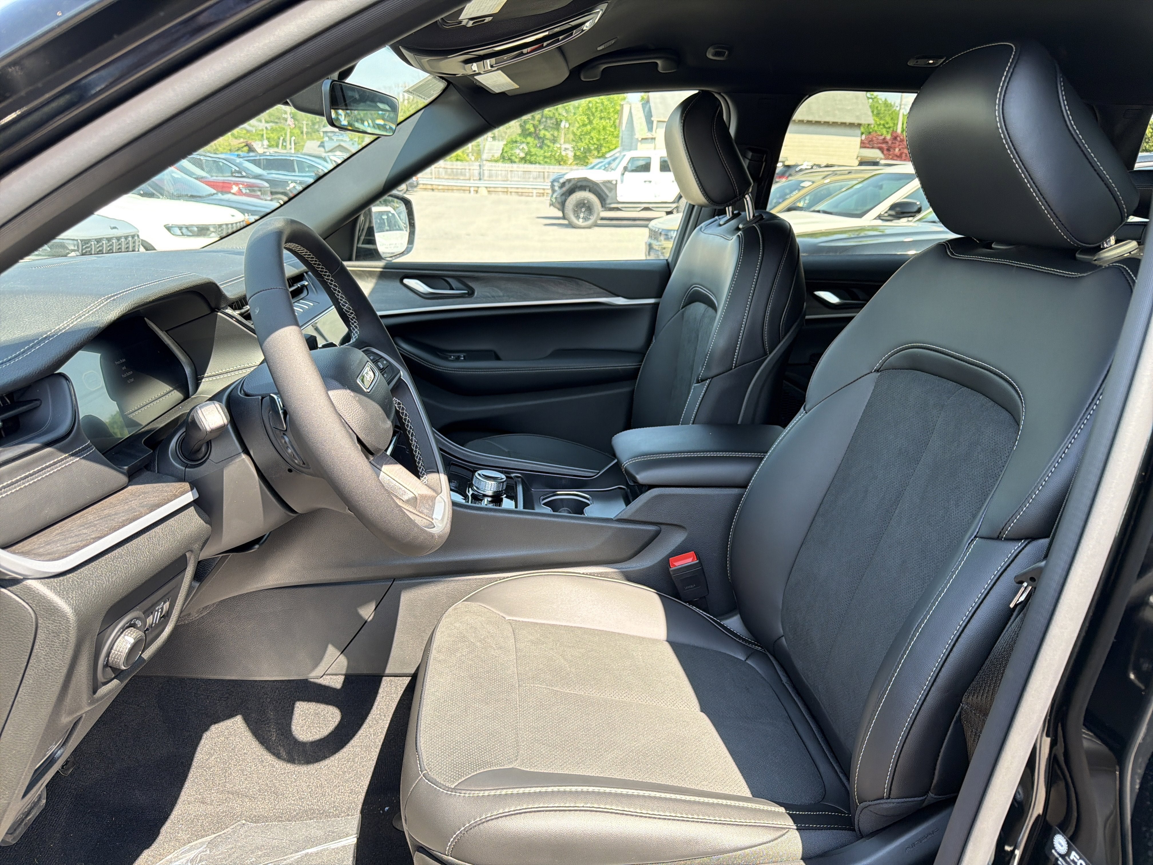 2026 Jeep Grand Cherokee Laredo Altitude