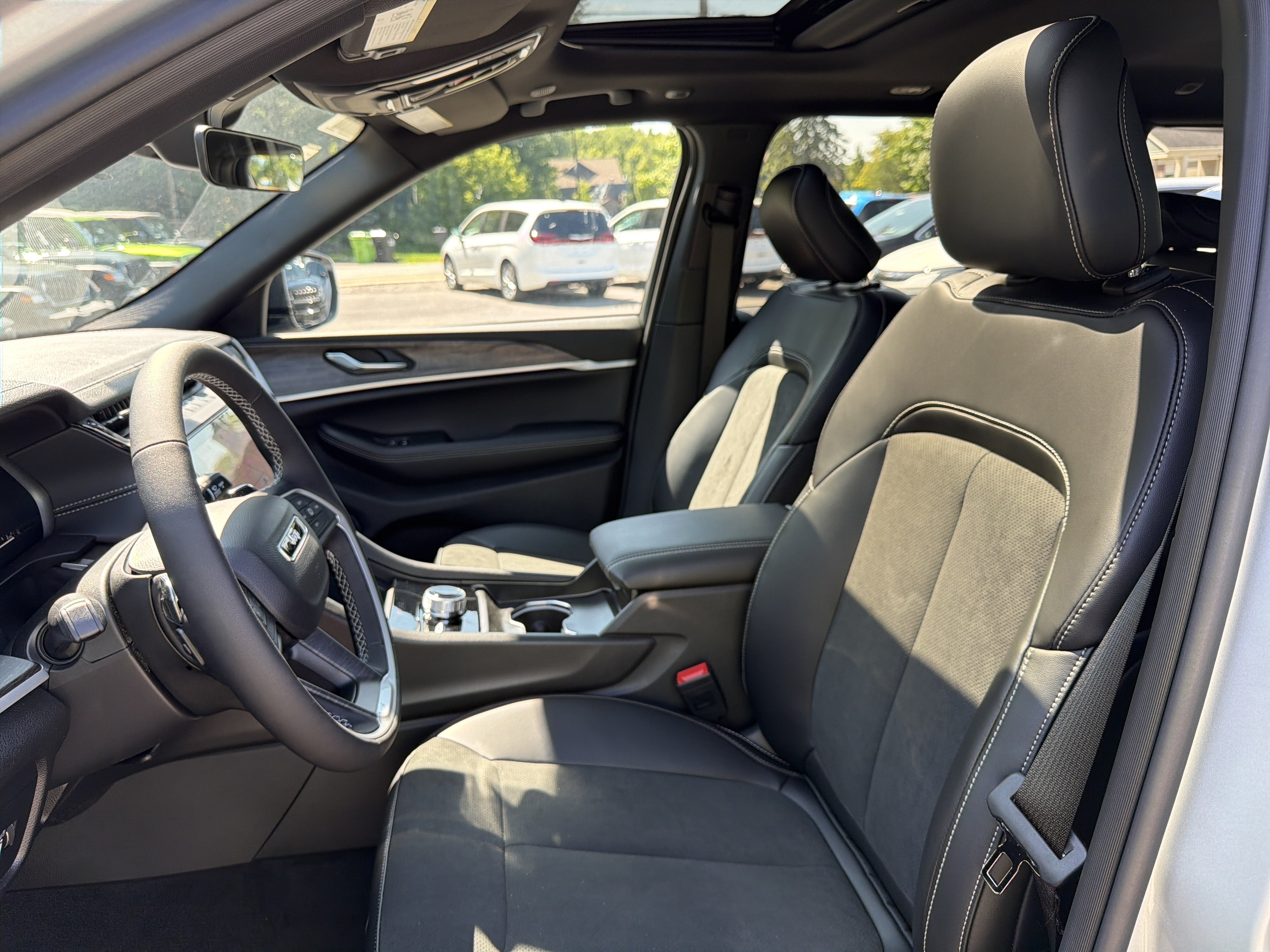 2026 Jeep Grand Cherokee Laredo Altitude