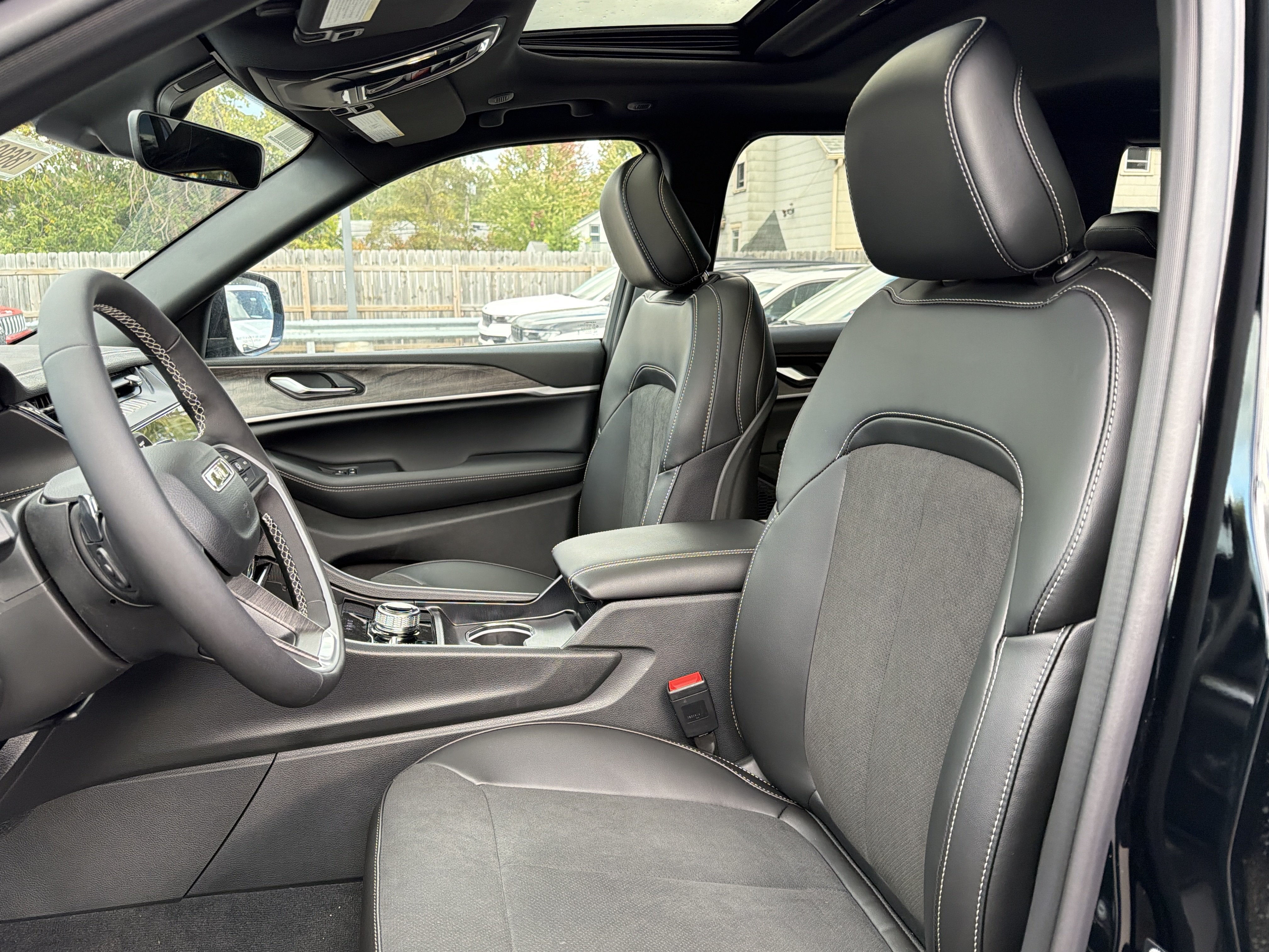 2027 Jeep Grand Cherokee Laredo Altitude