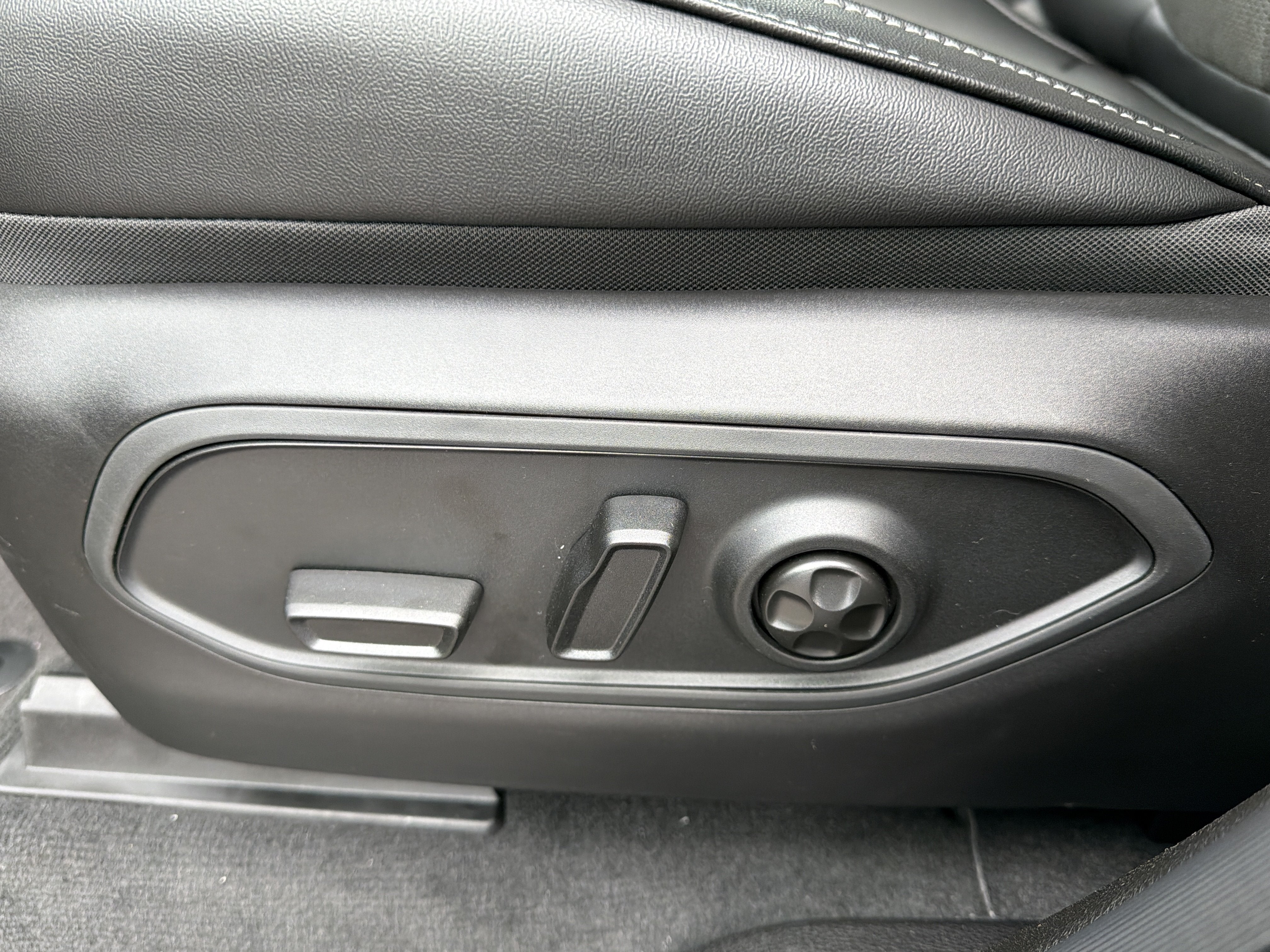 2027 Jeep Grand Cherokee Laredo Altitude