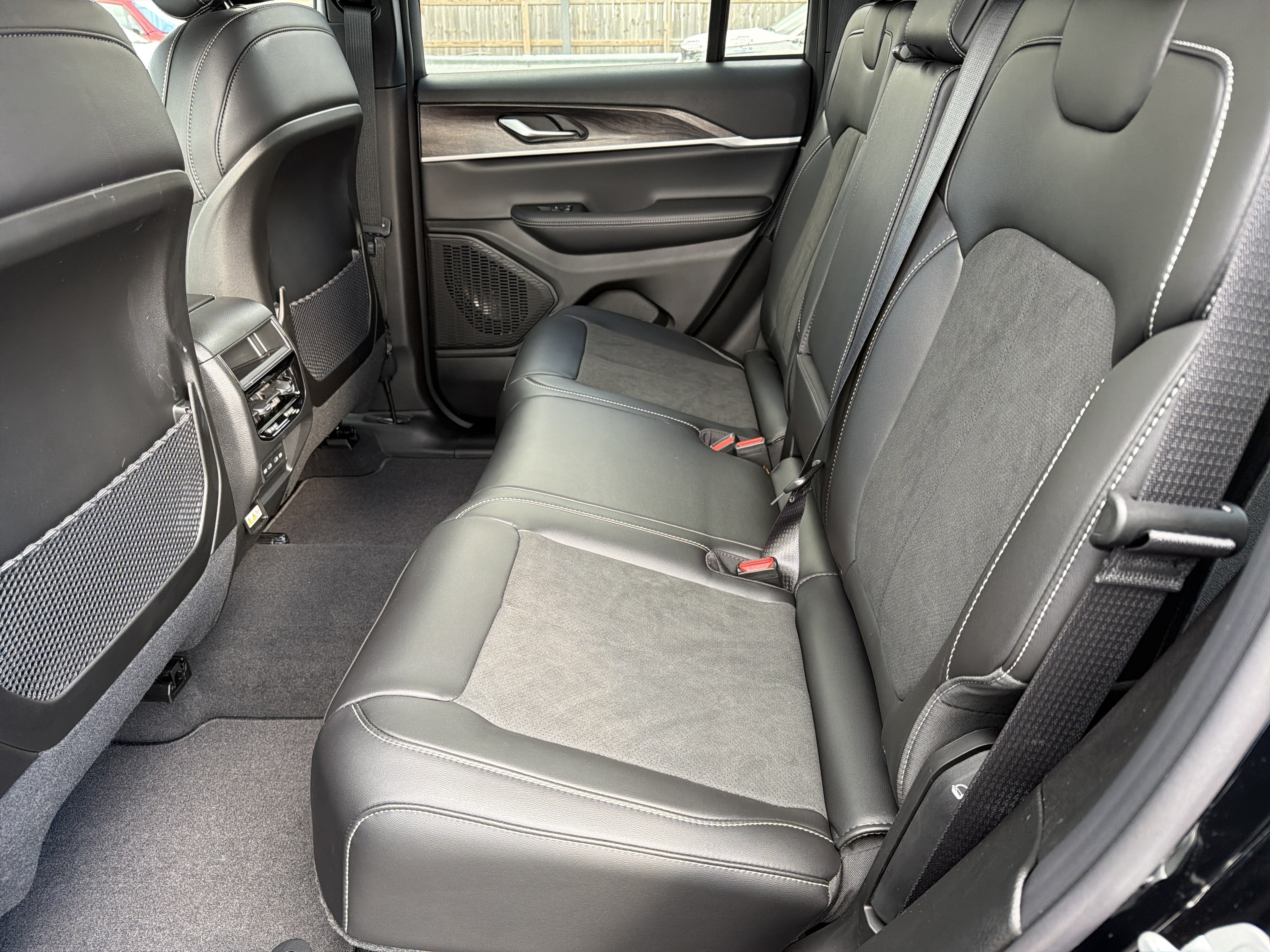 2027 Jeep Grand Cherokee Laredo Altitude