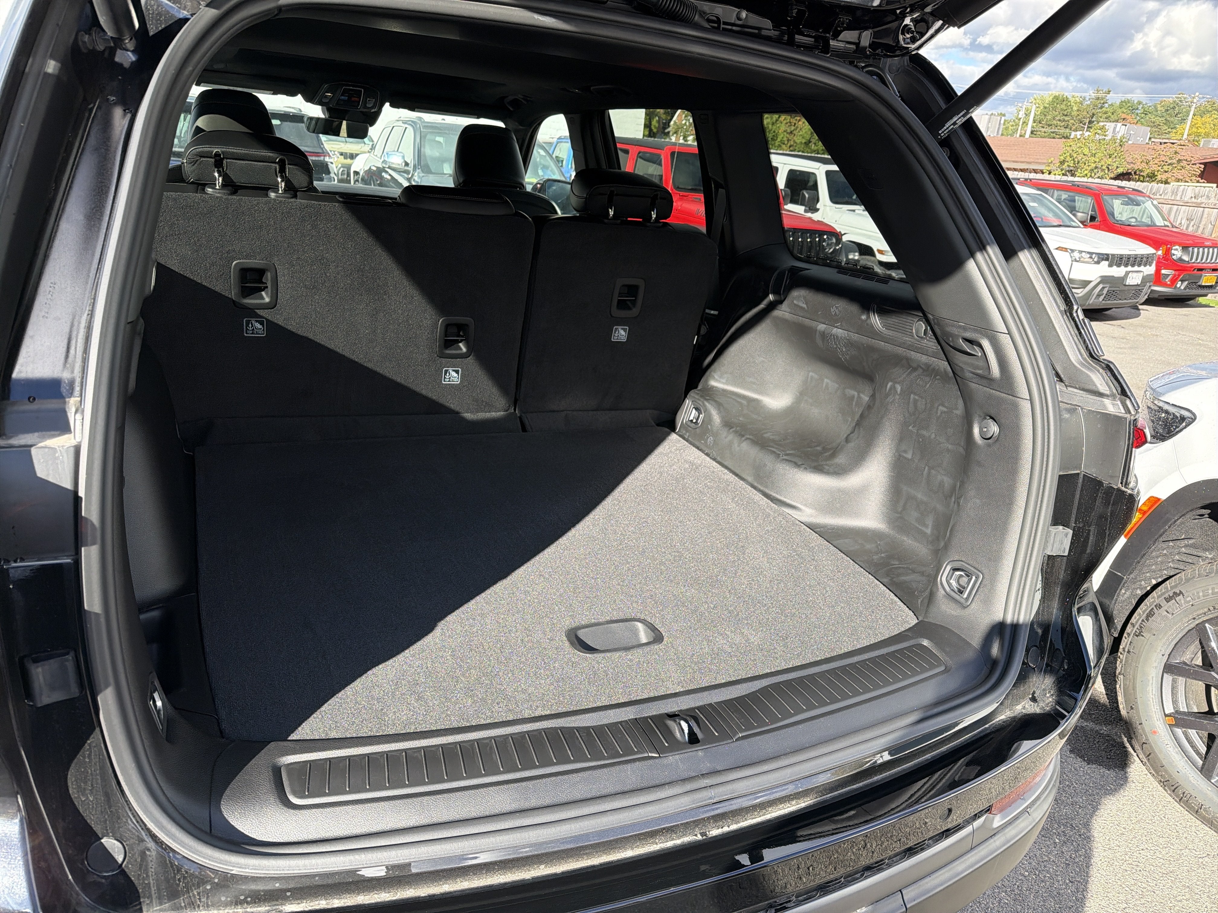 2027 Jeep Grand Cherokee Laredo Altitude