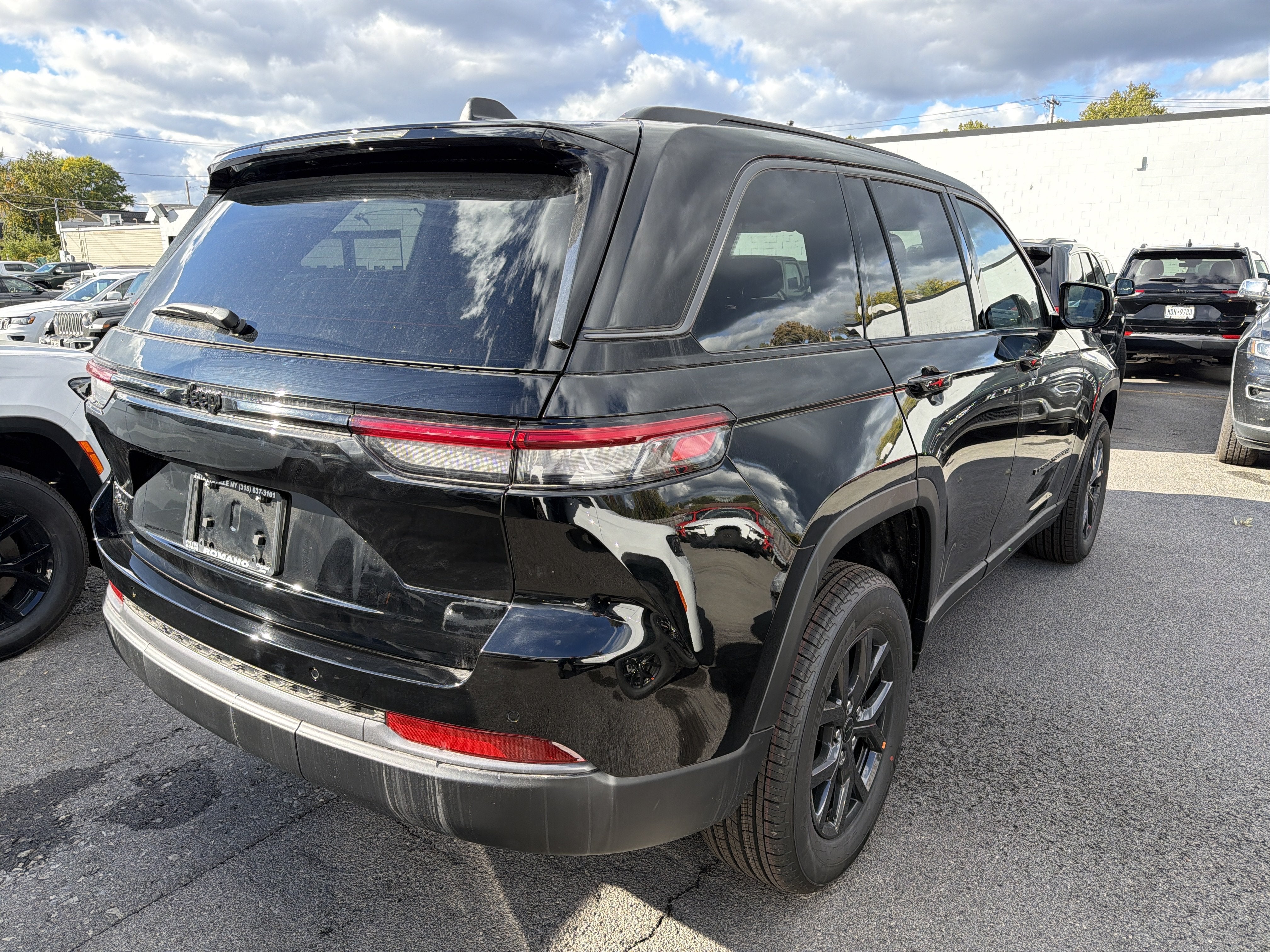 2027 Jeep Grand Cherokee Laredo Altitude