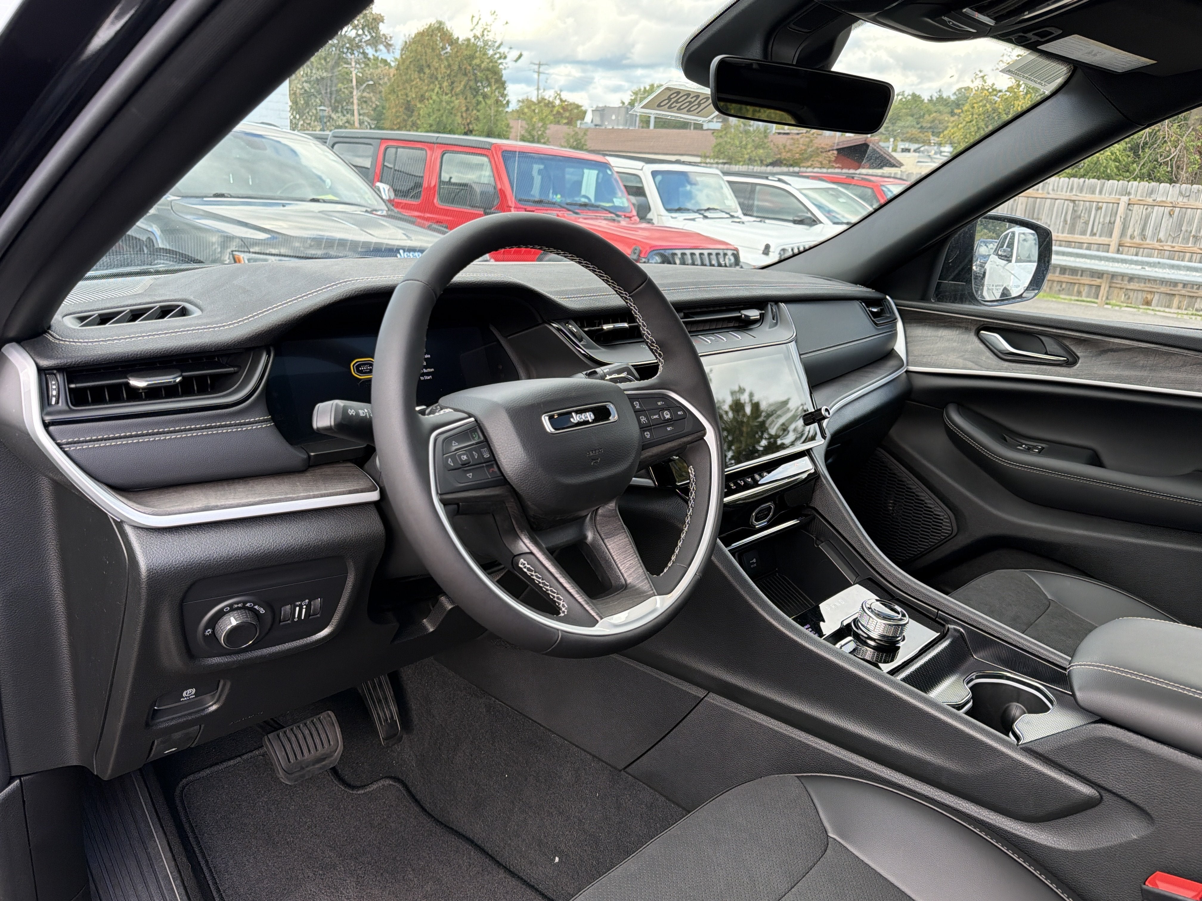 2027 Jeep Grand Cherokee Laredo Altitude