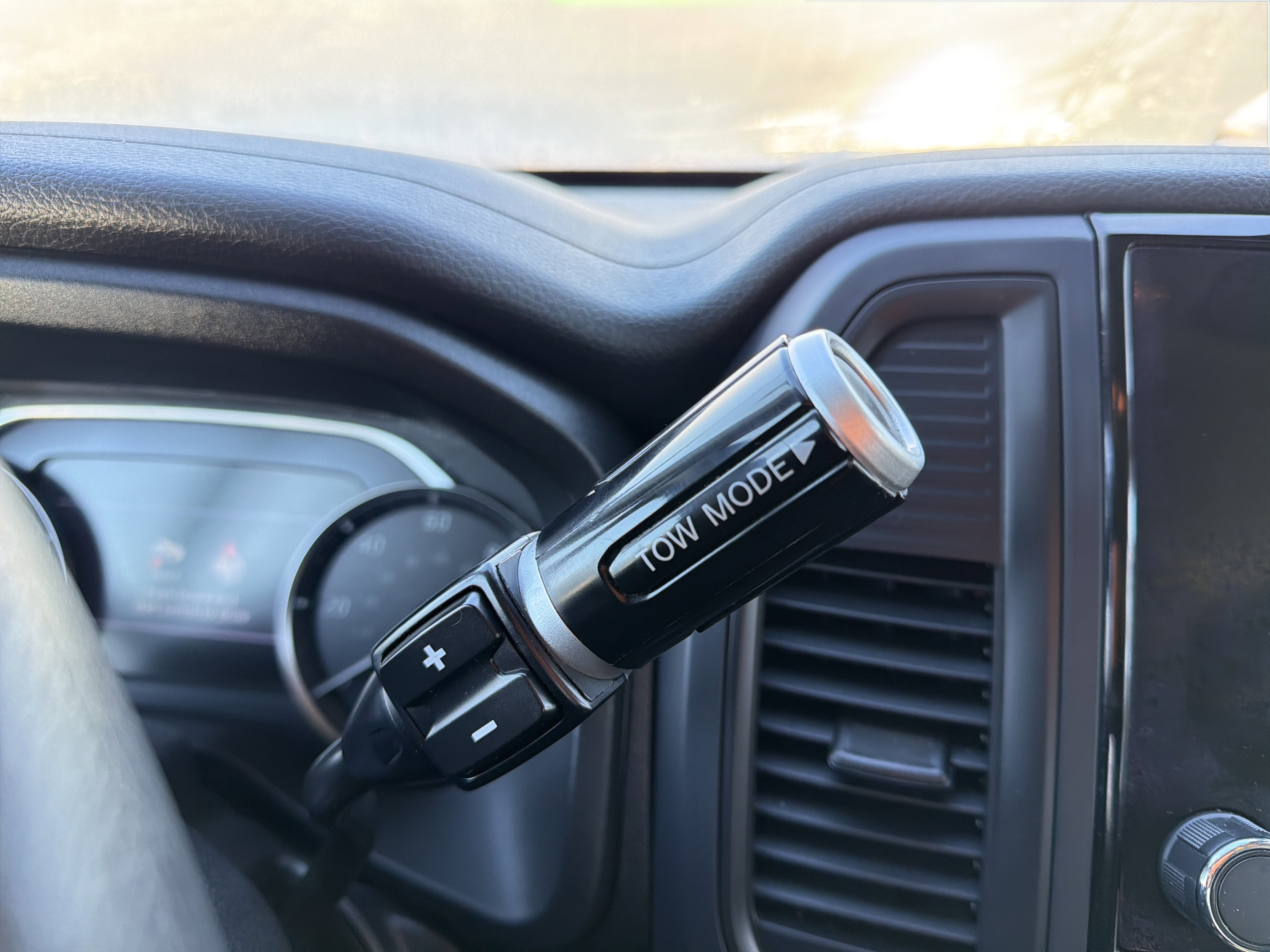 2023 Nissan Titan SV