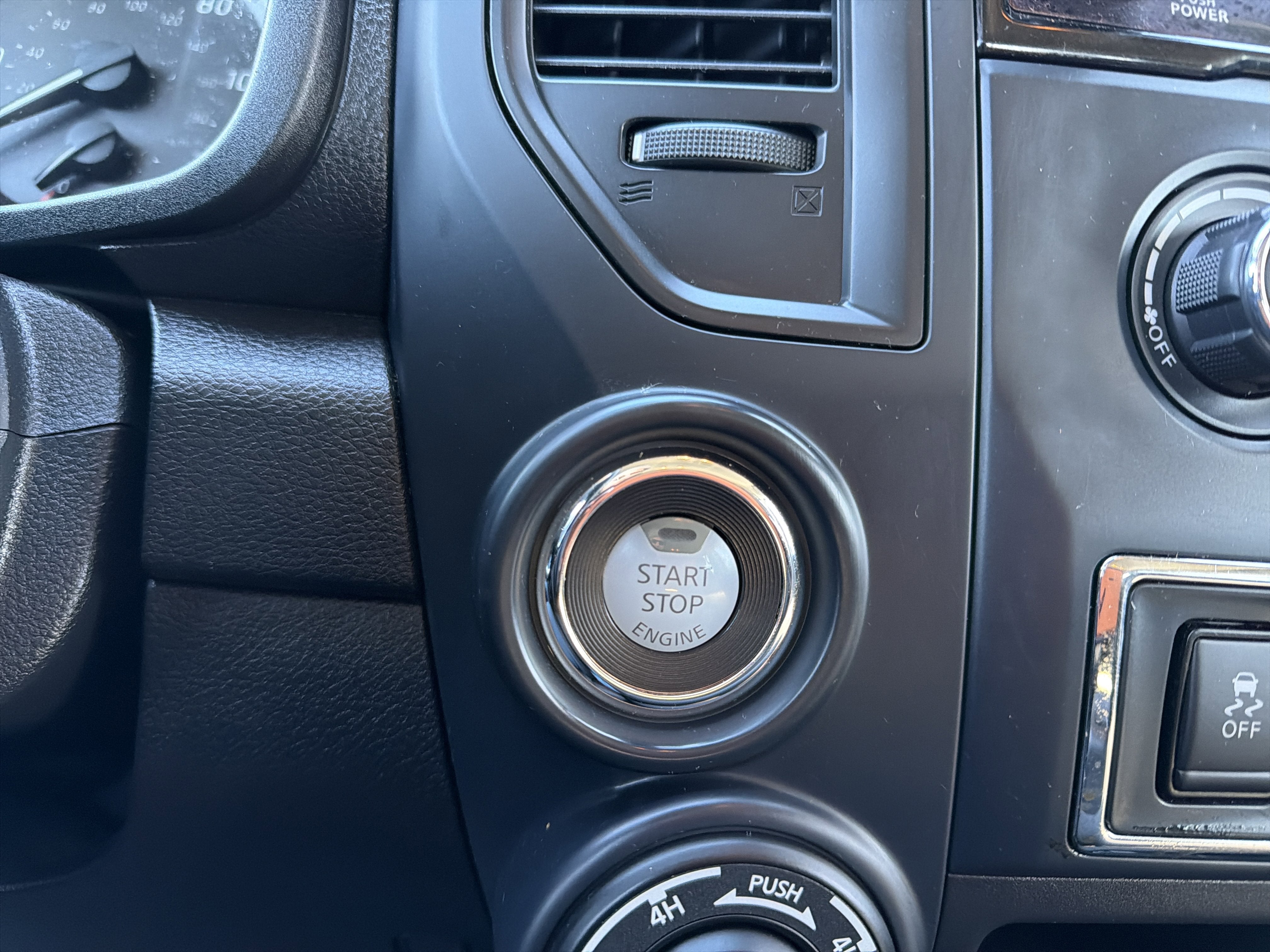 2023 Nissan Titan SV