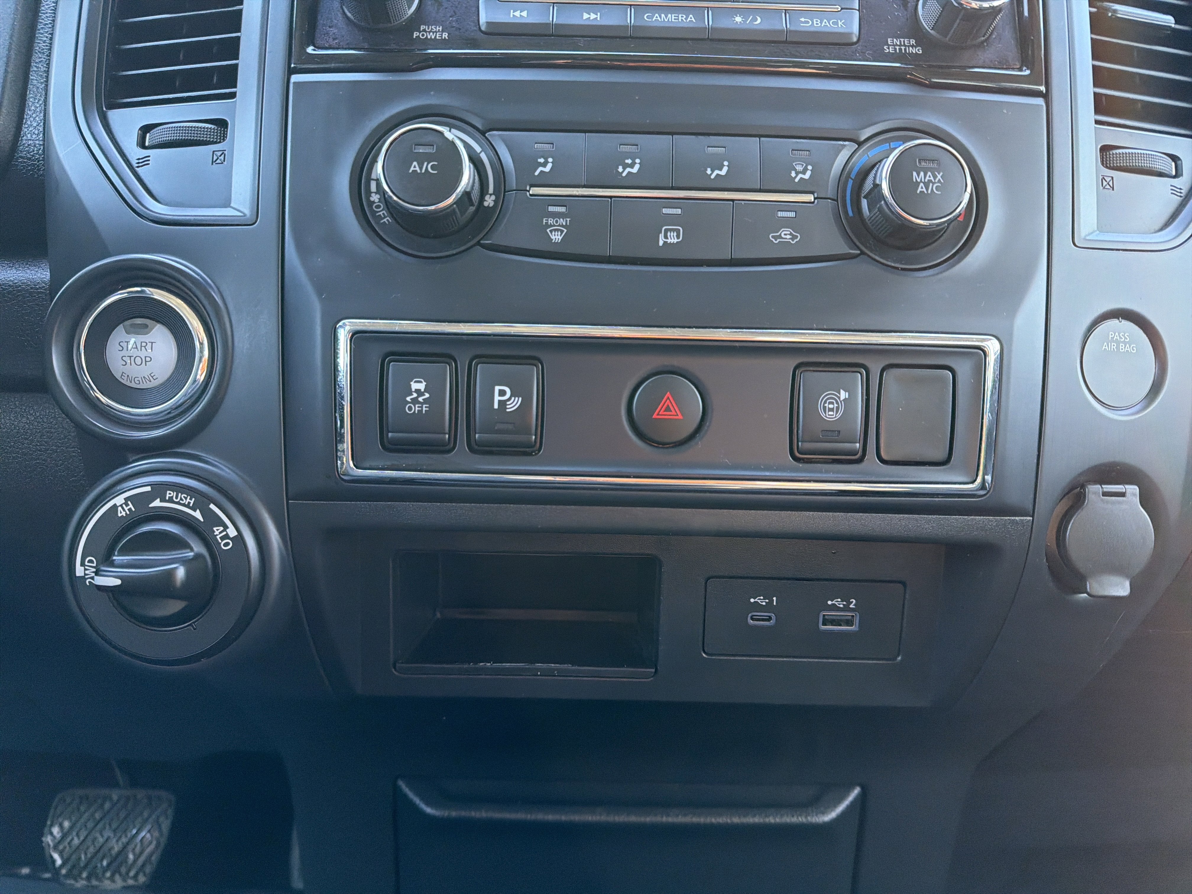 2023 Nissan Titan SV