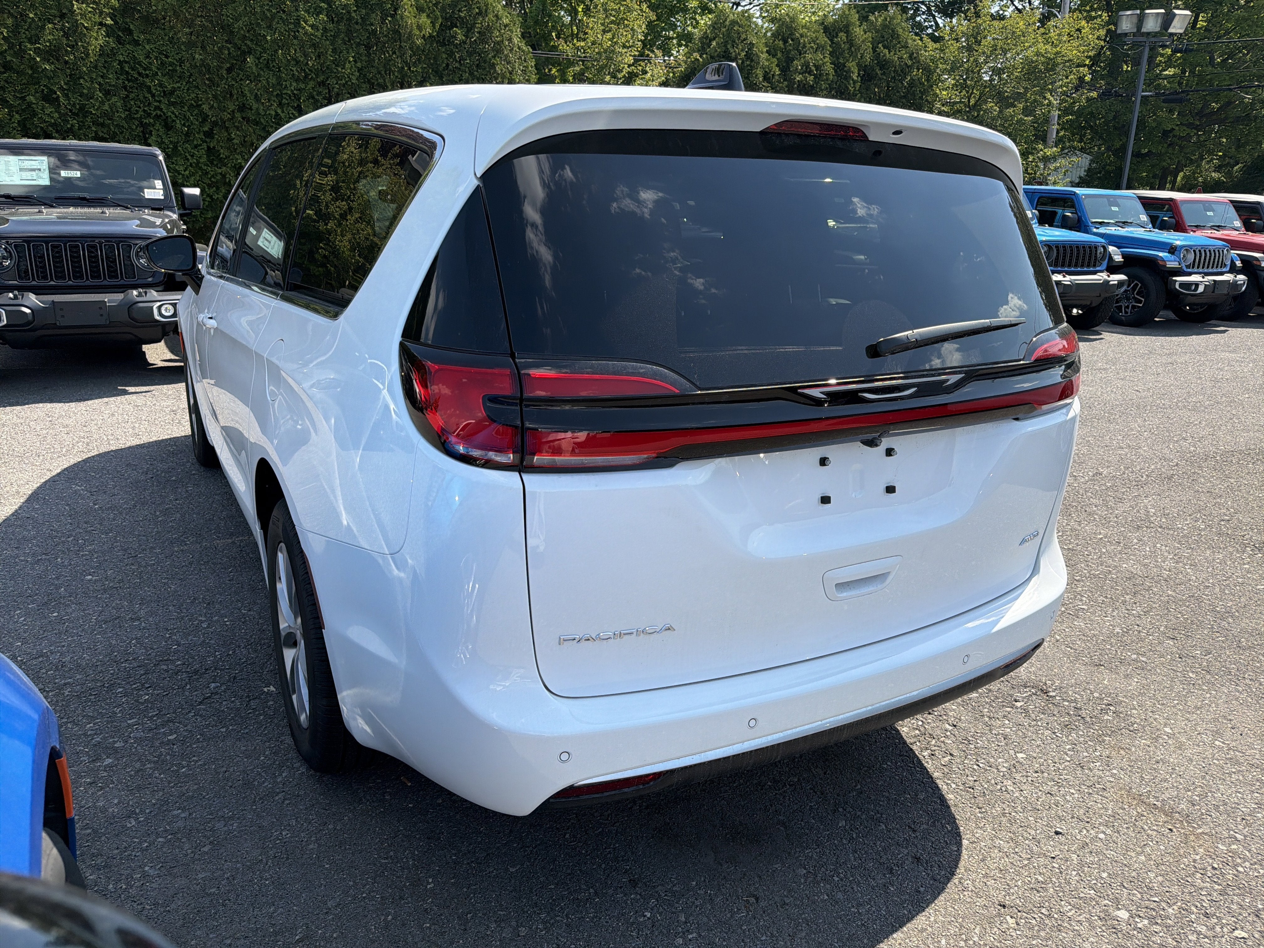 2027 Chrysler Pacifica Select AWD