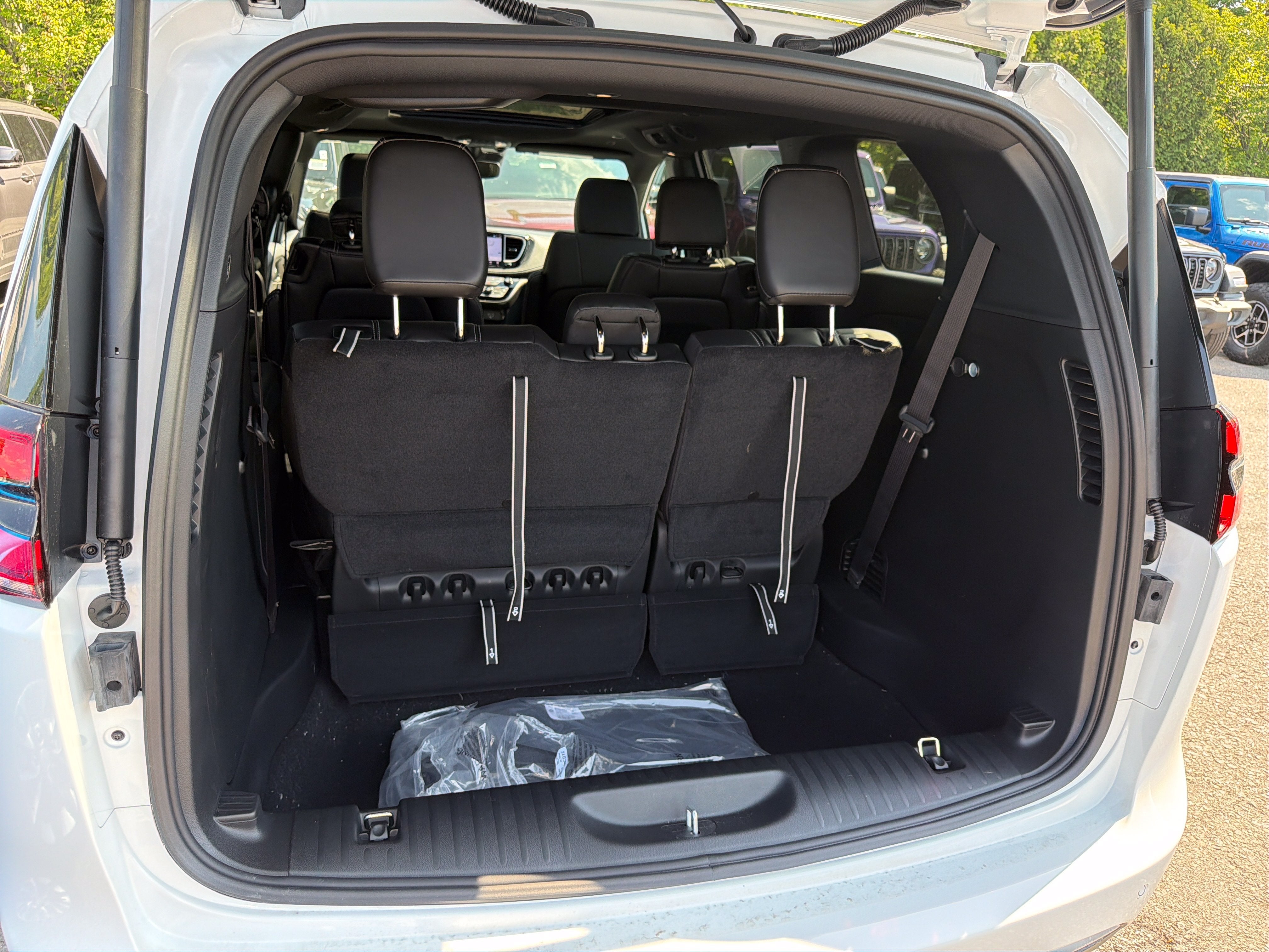 2027 Chrysler Pacifica Select AWD