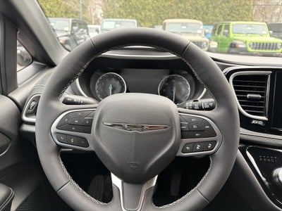 2026 Chrysler Pacifica Select AWD