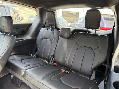 2027 Chrysler Pacifica Select AWD